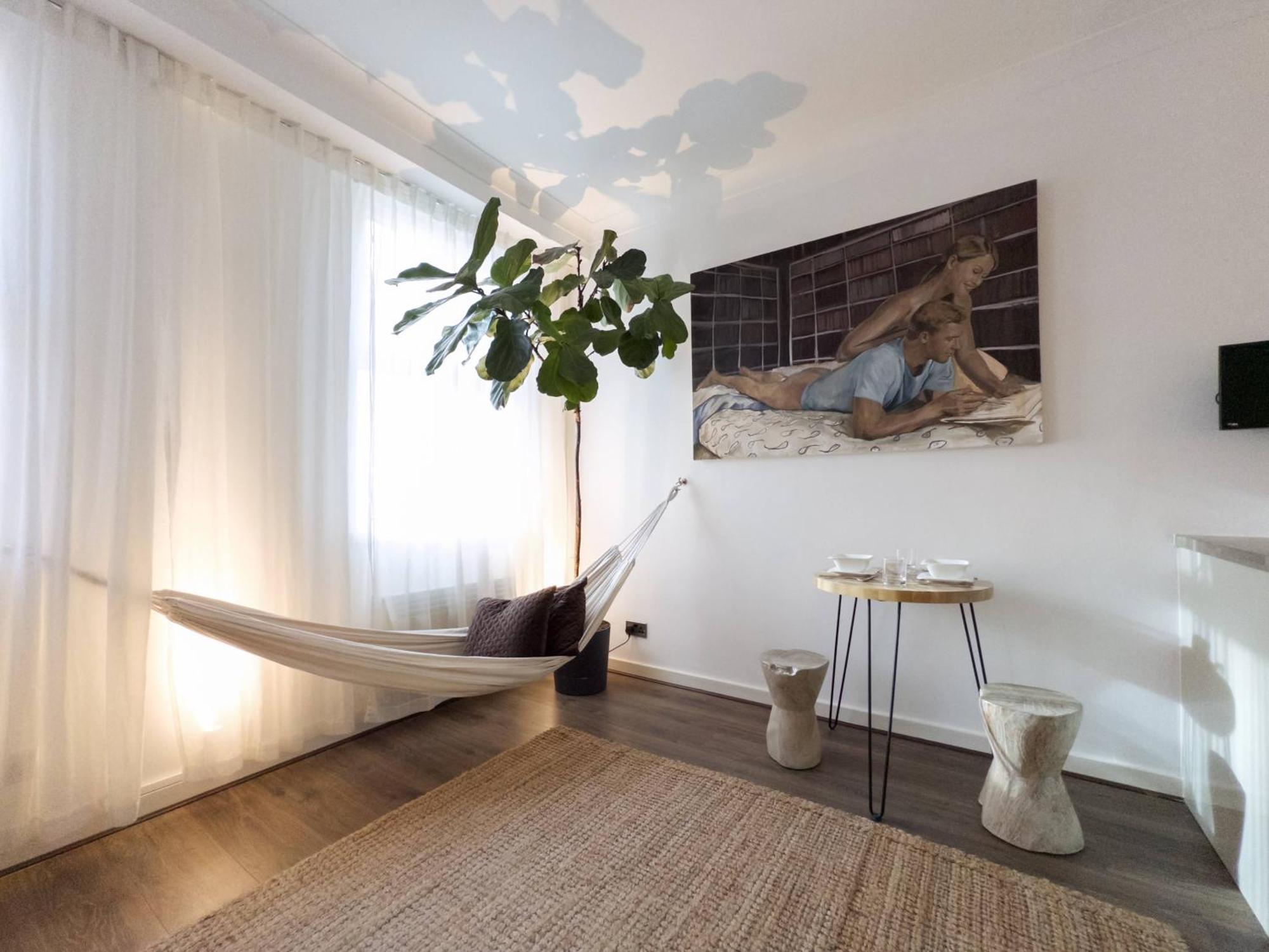 Tranquil Oasis W 100Inch Cinema & Hammock, By The Design Traveller Apartment London Exterior photo